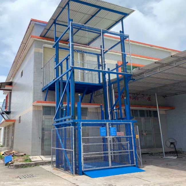 长治建材厂室外升降货梯安装
